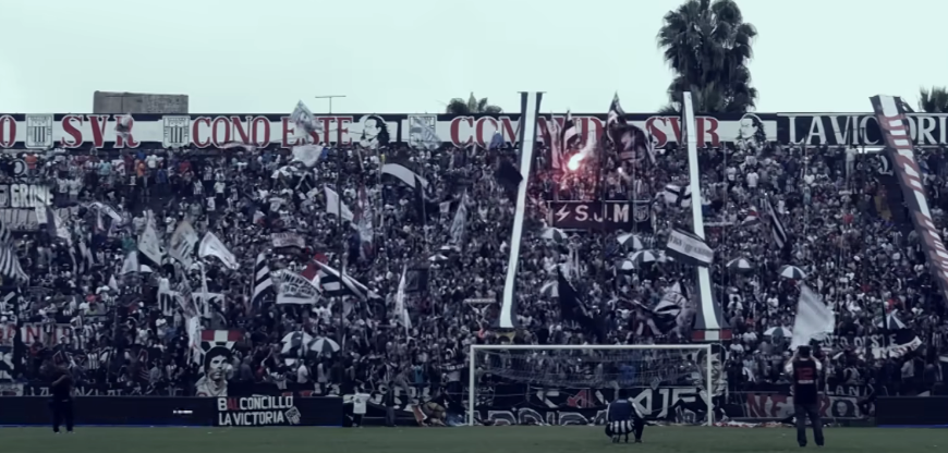 9 años de diferencia, mismo motivo: la previa a un clásico. 
Las cosas cambiaron, antes todas las banderas tenían algo relacionado netamente a Alianza, ahora la mayoría dice el nombre de un barrio, lo cual no digo que esté mal, pero qué cosas, ¿no?.