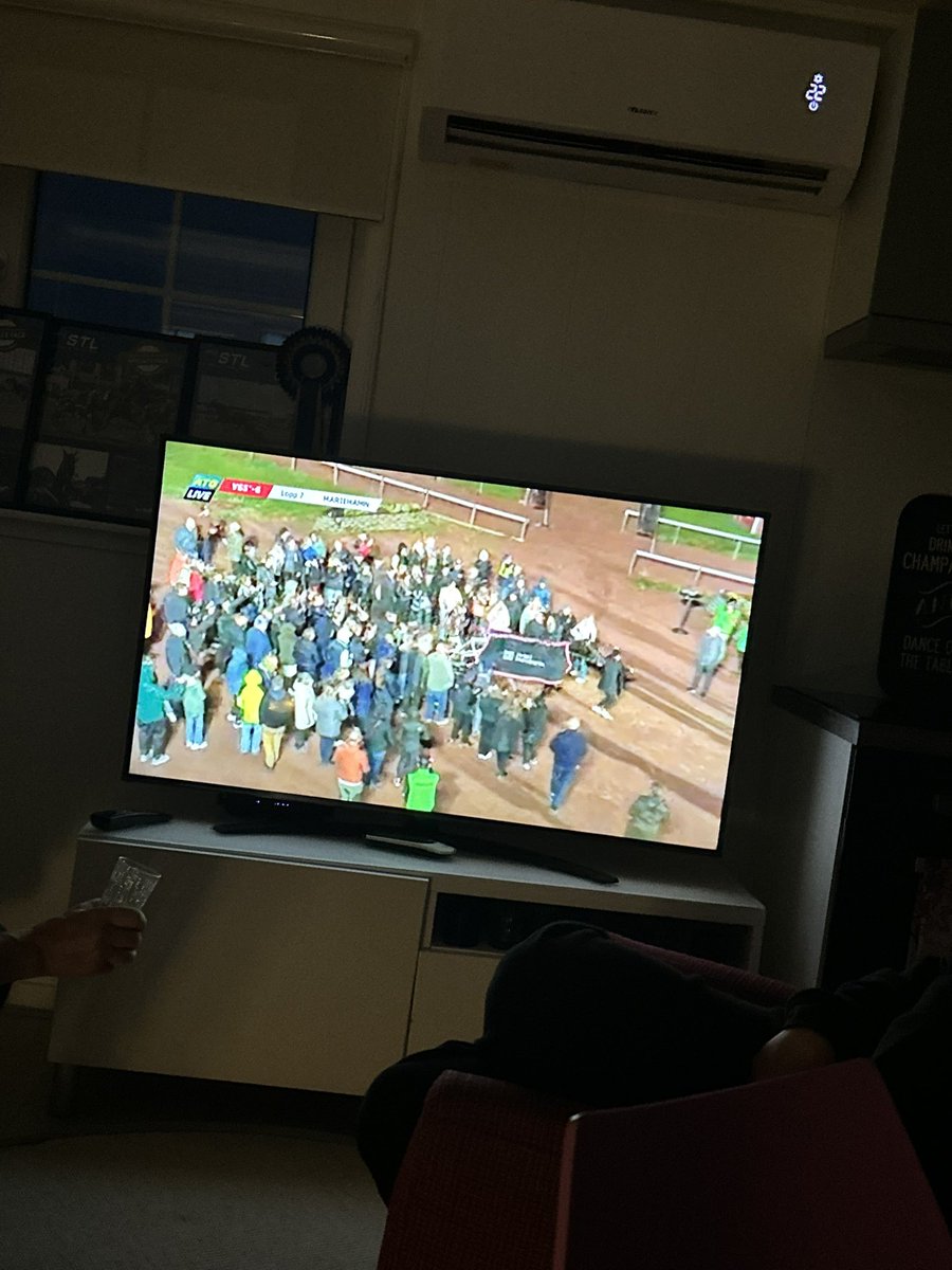 Daniel bjöd in alla som ville vara med till vinnarcirkeln i Mariehamn efter Don Fanuccis seger. Snyggt!