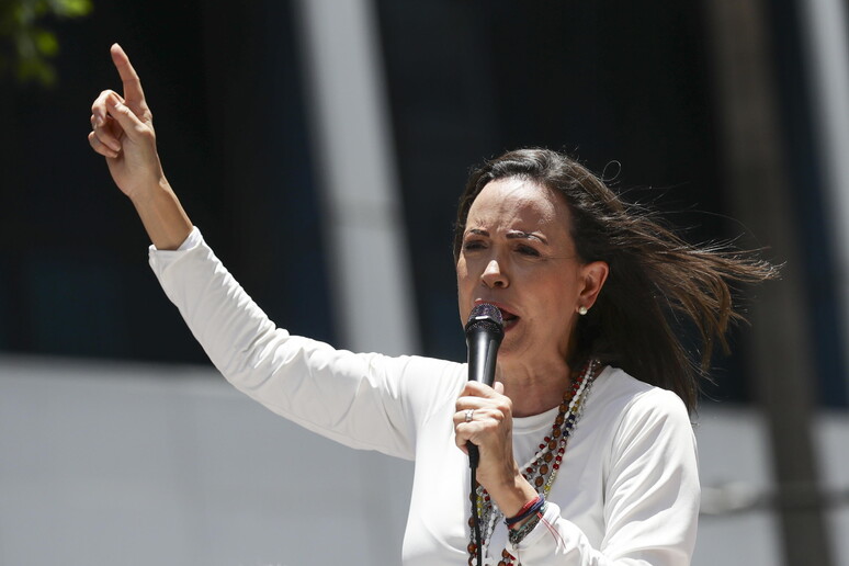 Guillo (@codiguillos) on Twitter photo 🚨 | “A todos les digo que esto se acabó. Que se acerca la hora de trabajar muy duro para construir un país donde cada uno hará su aporte, donde nos abrazaremos como una sola Venezuela que se levantará orgullosa de las ruinas”, dijo <a href="/MariaCorinaYA/">María Corina Machado</a>. 🚨 | “A todos les digo que esto se acabó. Que se acerca la hora de trabajar muy duro para construir un país donde cada uno hará su aporte, donde nos abrazaremos como una sola Venezuela que se levantará orgullosa de las ruinas”, dijo <a href="/MariaCorinaYA/">María Corina Machado</a>.