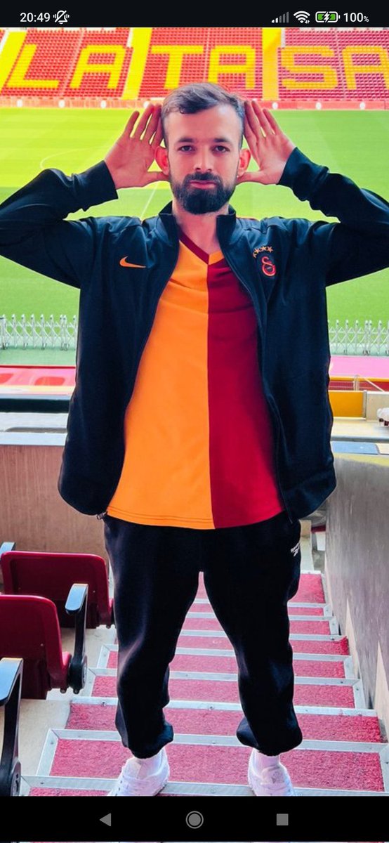 Lasst diesen rassistischen Hurensohn doch mal richtig schöne berühmt werden.  Internet, do your thing. #BVB