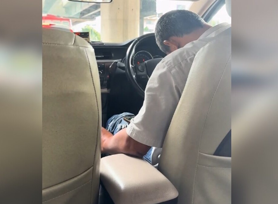 今すぐスリープモードを解除せよ！ パソコンじゃなくタイのタクシー運転手のね。 
#タクシー運転手 #タイ人 #スリープモード  #居眠り運転

x-bomberth.com/20250824taxisl…