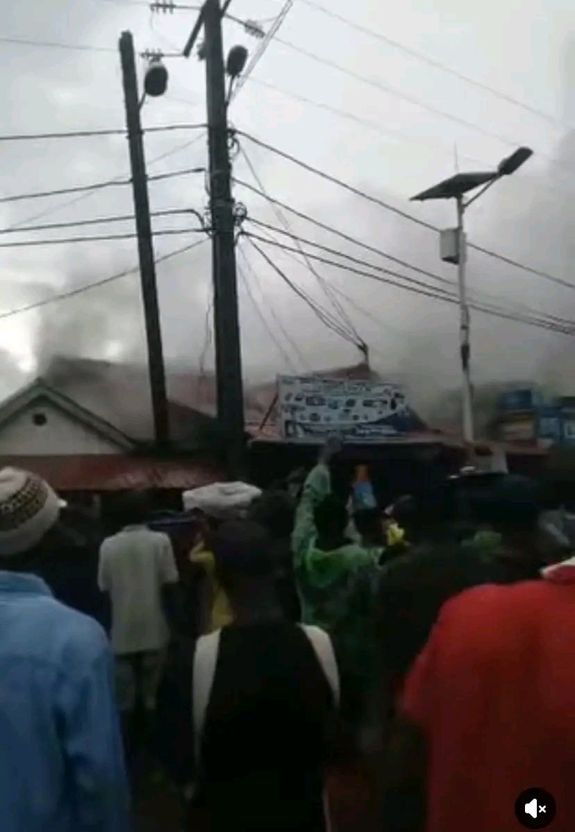 Africaguinee's tweet image. 🔴 URGENT : Incendie à Coyah. Le grand marché touché. Détails à venir sur Africaguinee.com. Restez à l'écoute. #Urgence