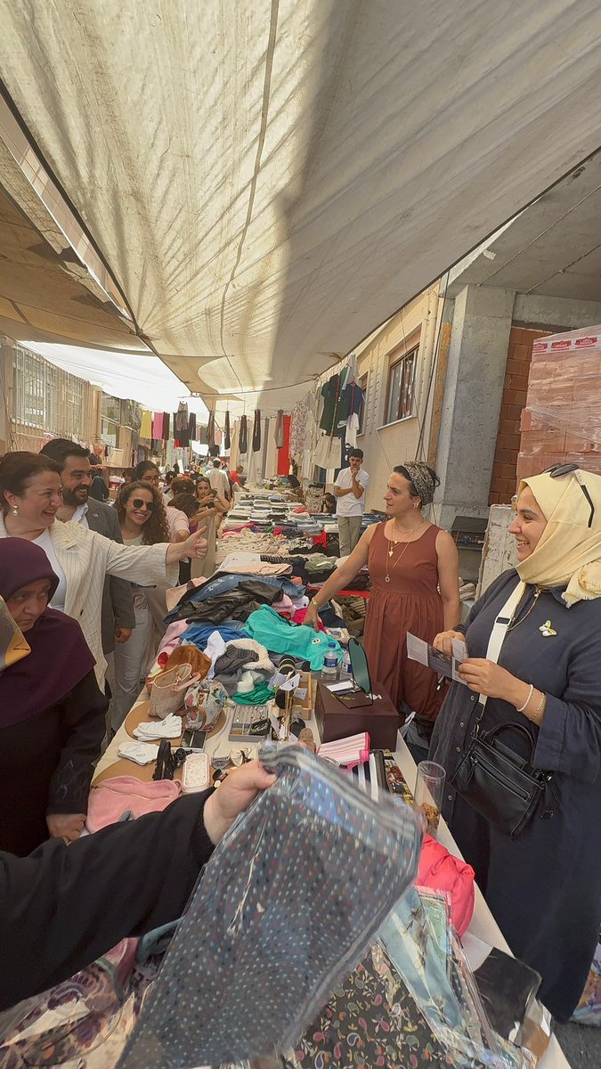 Herkes kaygılı, pazar boş, esnaf sıkıntılı, fiyatlar yüksek…

‘Kabul etmiyoruz, doğru bulmuyoruz, anlayamıyoruz; ümidimiz sizsiniz.’ diyen de; sadece gözlerimize bakıp sonra arkasını dönüp ‘Konuşamayacağım, onu görünce aklıma Muhsin Başkan geliyor.’ diyen de; ‘Sonunda geldiniz,