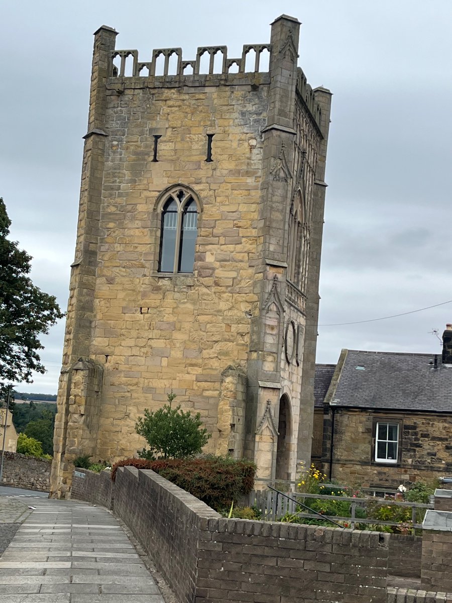 SueSmithDN's tweet image. Spent the morning in Alnwick; cobbled streets, bustling markets, echoes of history everywhere. Walked through Pottergate Tower, stood by Harry Hotspur’s statue. Alnwick, a place where medieval legends meet modern life. 
#Alnwick #Northumberland