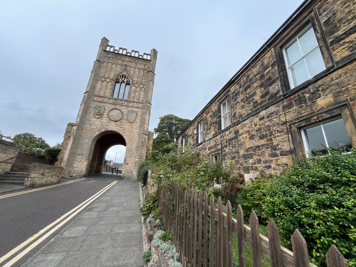 SueSmithDN's tweet image. Spent the morning in Alnwick; cobbled streets, bustling markets, echoes of history everywhere. Walked through Pottergate Tower, stood by Harry Hotspur’s statue. Alnwick, a place where medieval legends meet modern life. 
#Alnwick #Northumberland