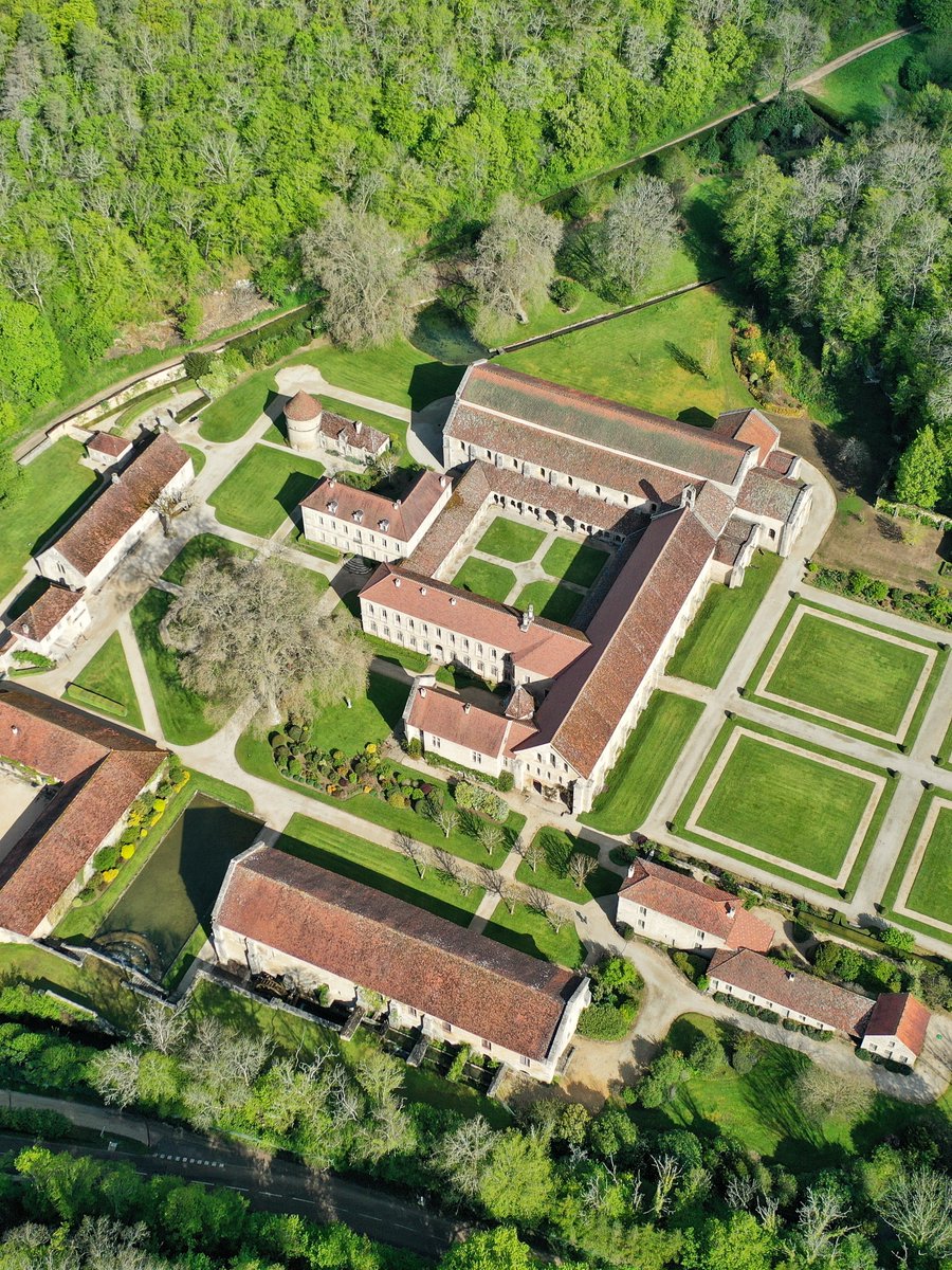 🟢 𝗙𝗢𝗡𝗧𝗘𝗡𝗔𝗬 𝗩𝗨𝗘 𝗗𝗨 𝗖𝗜𝗘𝗟 ☁️ | Depuis les airs, l’abbaye révèle toute son harmonie.

Nichée au creux d’un vallon boisé, elle apparaît comme une enclave préservée. Vue du ciel, on comprend mieux l’équilibre voulu par les moines cisterciens. 🌿

#AbbayedeFontenay