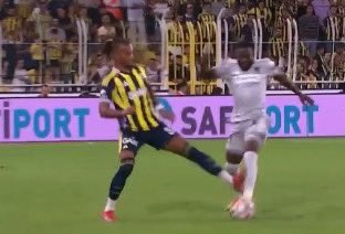 Majesteleri (@siyahalpacino) on Twitter photo Şuna kırmızı vermemek büyük adilik ya. Şuna kırmızı vermemek büyük adilik ya.