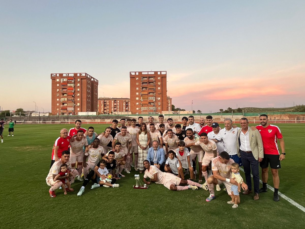 🏆 ¡La 𝐂𝐀𝐁𝐑𝐈𝐀 𝐃𝐄 𝐏𝐋𝐀𝐓𝐀 se queda en Linarejos!

📸 La alcaldesa de la ciudad, <a href="/auxidelolmo/">Auxi del Olmo</a>, hizo entrega a nuestro capitán, <a href="/hugodiaz22/">Hugo Diaz</a> del trofeo como ganadores del 𝐗𝐗𝐗𝐕𝐈𝐈 𝐓𝐑𝐎𝐅𝐄𝐎 𝐂𝐈𝐔𝐃𝐀𝐃 𝐃𝐄 𝐋𝐈𝐍𝐀𝐑𝐄𝐒. 

#EsLoQueEres 💙