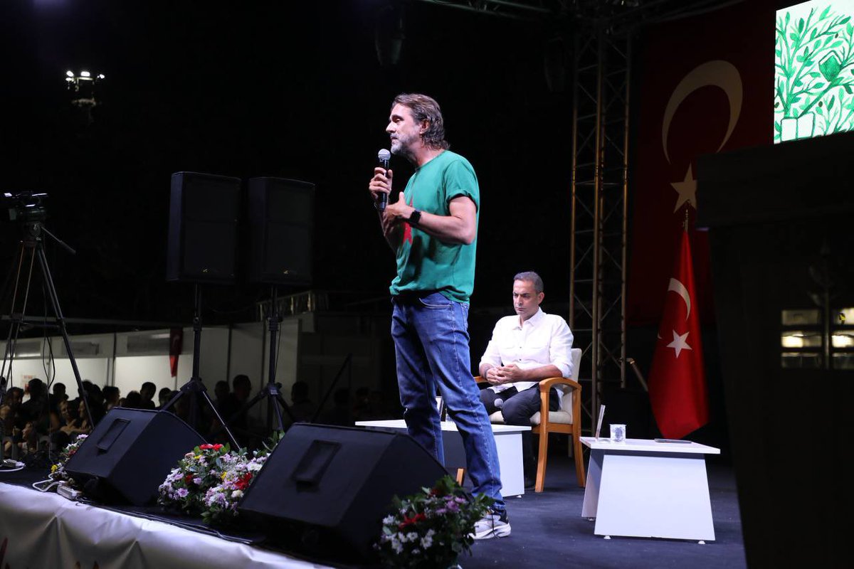 EdremitBelediye's tweet photo. ✒️ Her zaman gerçeklerin peşinde koşan, halka doğru bilgi aktarmak için araştıran ve yalnızca gerçekleri yazan iki cesur kalemi konuk ettik. İlkeli ve cesur gazeteciler @muratagirel ve @timursoykan #7EKF’de okurlarıyla buluştu.
https://t.co/epbrU5mTQU https://t.co/yHWrvFB0lY
