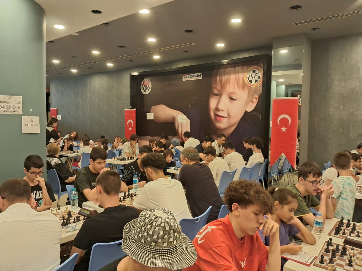 ZAFER KUPASI SATRANÇ TURNUVASI  4 ayri kategoride yaklaşık 200 sporcunun katılımı ile başladı. TSF ESENYURT İLÇE TEMSİLCİLİĞİ ve BESEM-TORIUM SATRANÇ Sponsorluğunda her zaman ESENYURT İLÇEMİZDE ve İstanbul da en çok turnuva yapan İLÇE Temsilciliği olarak bayrağı taşıyoruz. ZS
