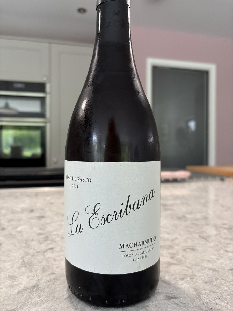 This wine was stunning tonight - matched perfectly with Tom Kerridge’s ‘Sherry Chicken’ (delicious sauce)
Link gives description 
#laescribana
#vinodepasto
#luisperez

cavebristol.co.uk/products/luis-…