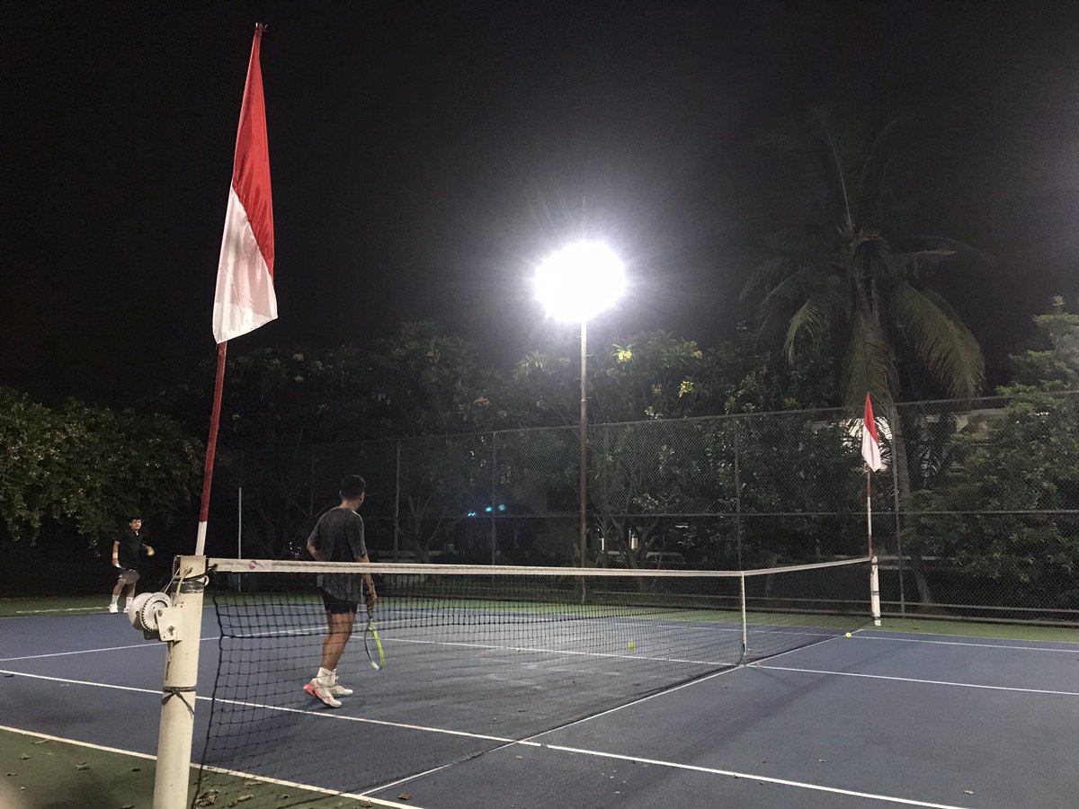 Late night tennis cuz why not.

Market is good, $nub is good, cant complain.

Comfy with my bag.