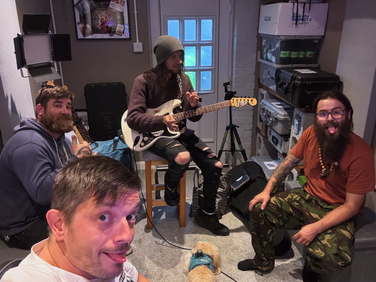 Saturday Night Dance I Like the Way You Move!

Another writing sesh underway at Stank HQ

#band #writing #skapunk