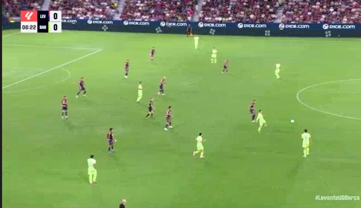 AldoFC9's tweet photo. Encuentre al árbitro?

#LevanteBarça https://t.co/qicFVeEy3m