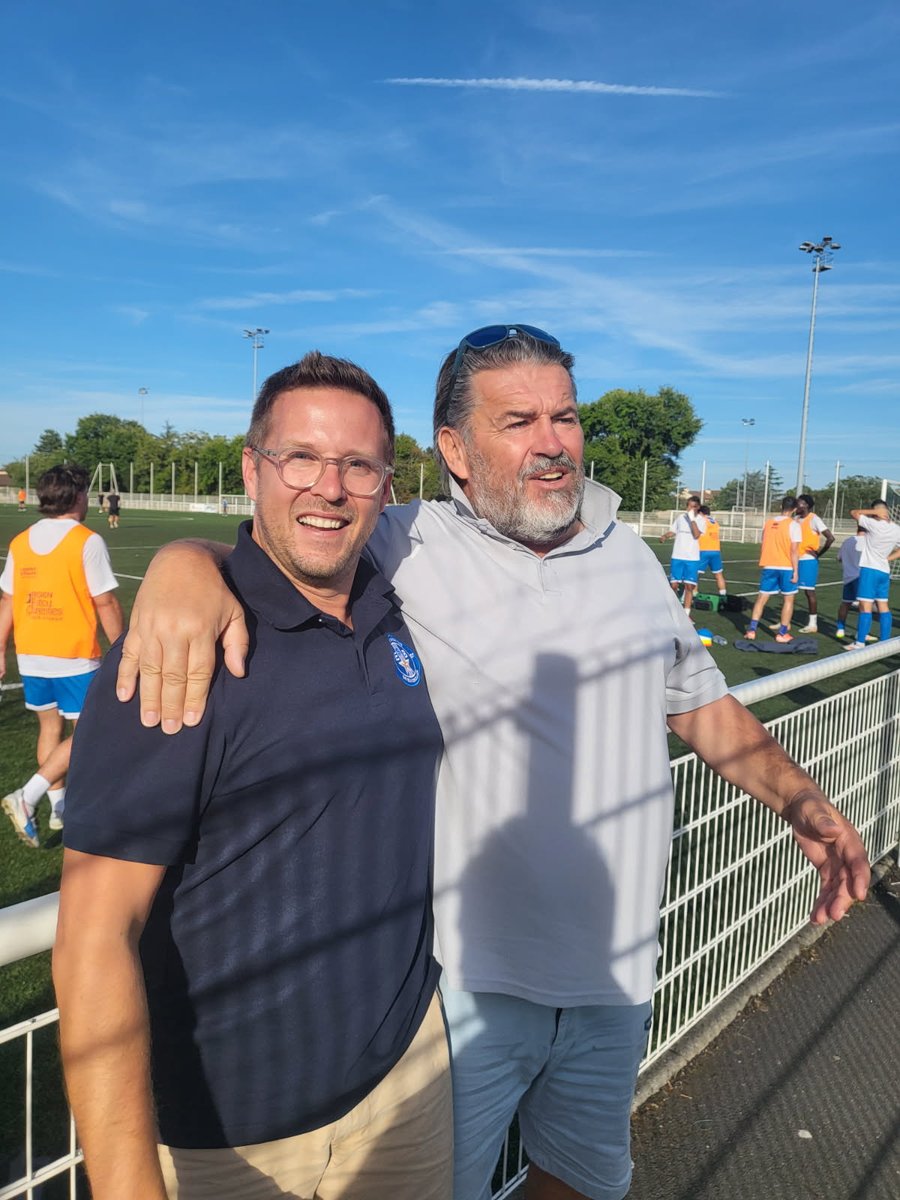 Début de saison difficile pour l'équipe première E.S.Buxerolles Foot battue ce soir 4 à 1 par Bressuire. La saison ne fait que commencer ! 
Gilles Thinon aux côtés du Président Anthony Bouchard représentait la Ville de Buxerolles 

Crédit photo Didier Lambert