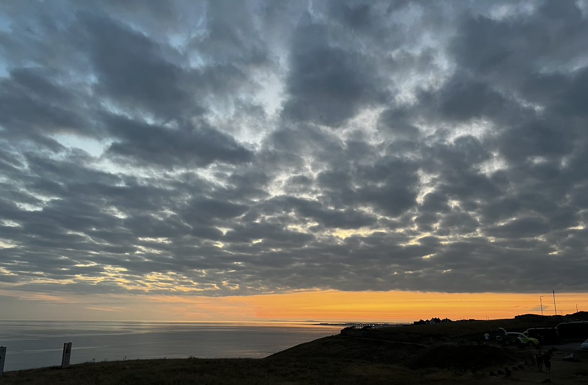 zivalola121's tweet photo. Glorious #sunset #southerdown #ogmorebysea #Wales https://t.co/vuhvQLHKsw