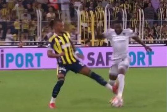 Şu harekete kart bile görmeyen adam 2 dakika sonra gitti gol attı..   

Yapı yapı diye zırlayanları bu sene 2 maçtır talimat ile çok feci şekilde kolluyorlar. Moruinho'nun prensi Mehmet Türkmen işini çok iyi yapıyor.  

Göztepe maçından sonra hakem hakkında açıklama yapamadılar.