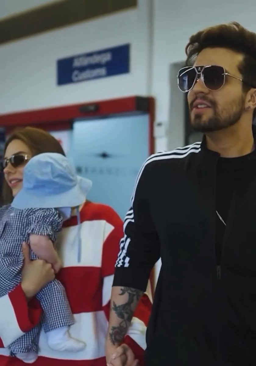 fvszbia's tweet image. amamos esse paralelo lindo no aeroporto 😭