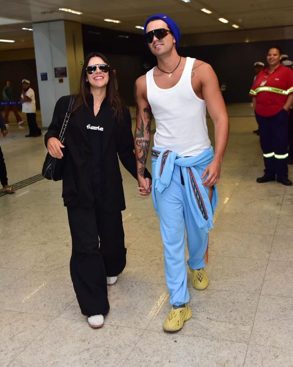 fvszbia's tweet image. amamos esse paralelo lindo no aeroporto 😭