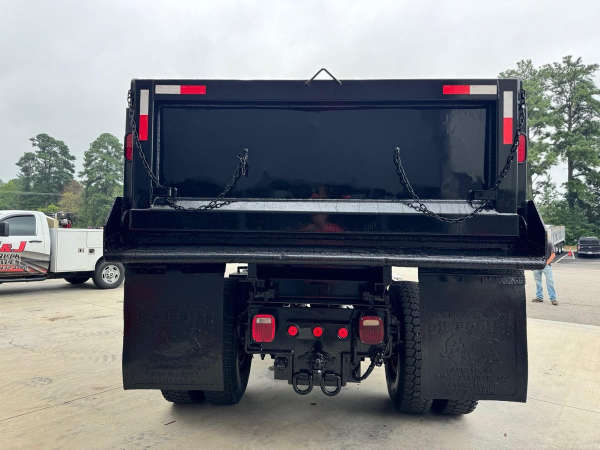 CommercialTruck's tweet image. 💪🚛 Tackle the toughest jobs with this 2009 Kenworth T370 Dump Truck — 260HP PX8, Allison Auto, 10' Ox Steel Dump, electric tarp &amp;amp; more! $49,929 | 150K miles | Chatham, VA 👉 brnw.ch/21wV92n

#DumpTruck #Kenworth #WorkReady #CommercialTruckTrader #BuySellResearch