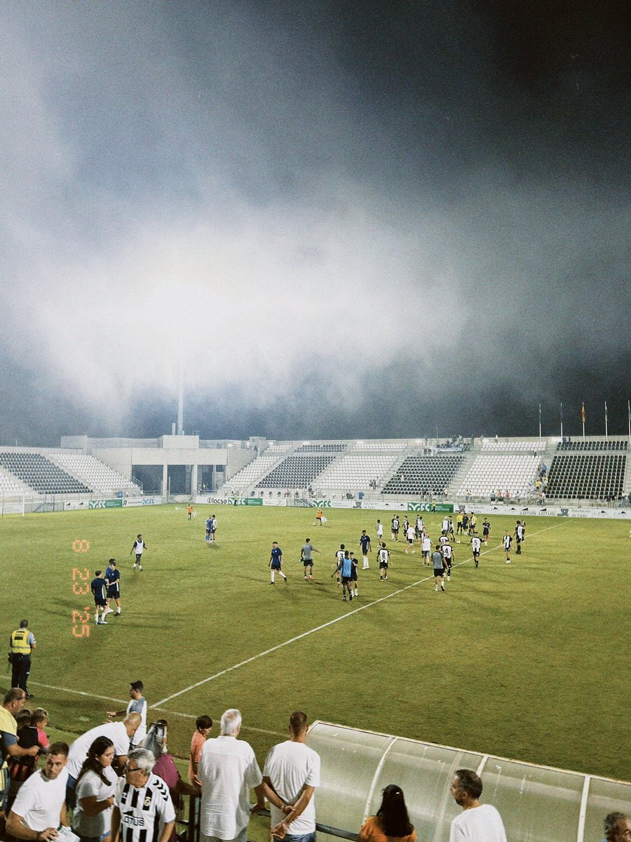 FSB1912's tweet photo. Fin de la cobertura. Fin del partido que acaba con victoria local. Se la devolvimos con creces. La taró acabó cubriendo el terreno de juego, dejándonos esta bonita foto. Enhorabuena y gracias a todos. https://t.co/7xYDzMfjEK