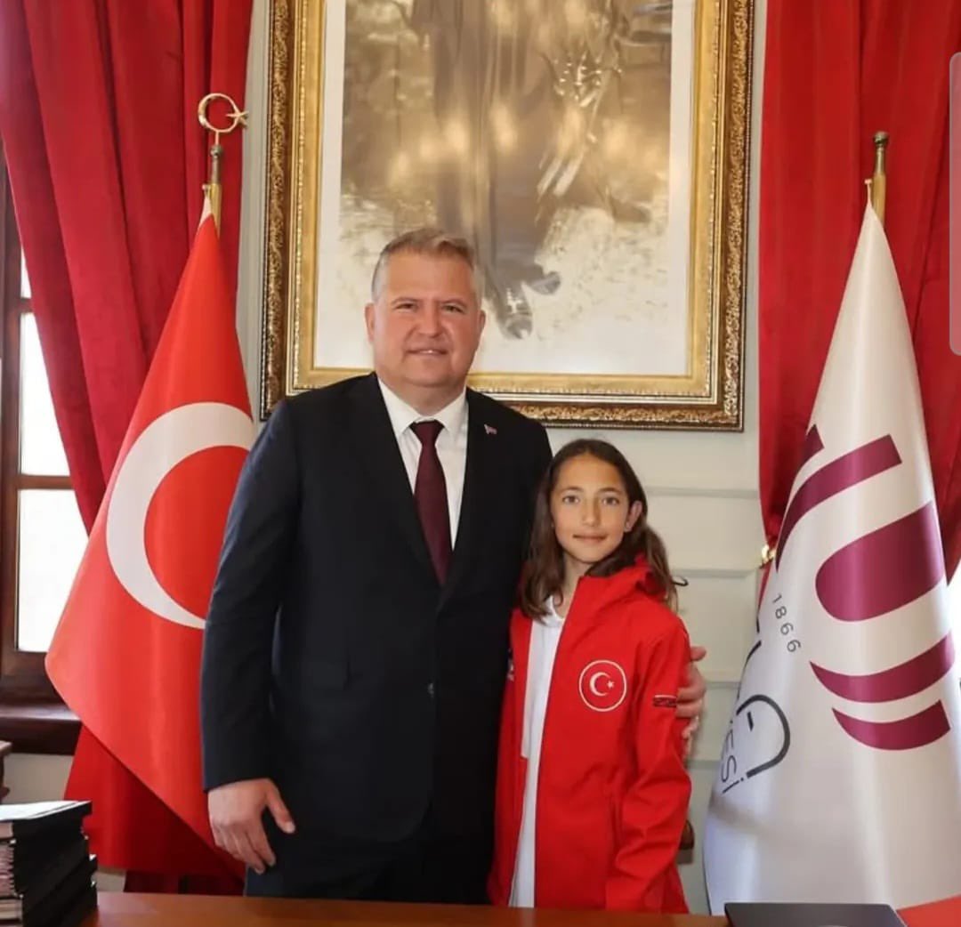 16 – 23 Ağustos 2025 tarihleri arasında Birleşik Krallık’ta düzenlenen Techno 293 Dünya Şampiyonası U13 5.0 Altı Kızlar kategorisinde dünya şampiyonu olarak bizleri gururlandıran Urla’mızın genç sporcusu Nilda Elvin Evin'i tebrik eder, başarılarının devamını dilerim.