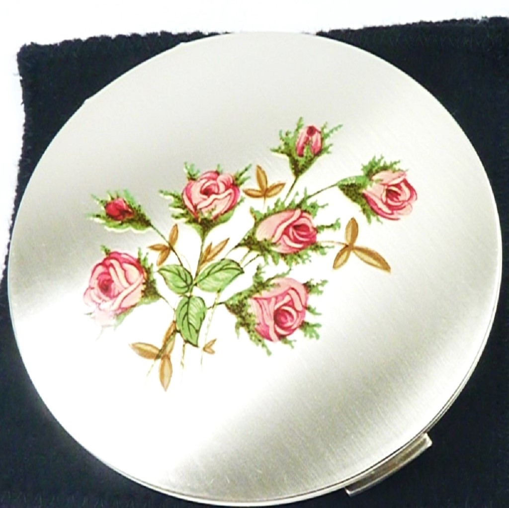 Vintagecompacts's tweet photo. https://t.co/c6h24ow5Ku #pinkroses #rosesarerosie #VintageVibes #vintagecompact #compact #accessoriesmatter #strattoncompact #makeupcompact #1970s #giftforher https://t.co/wdCOFZHaxm