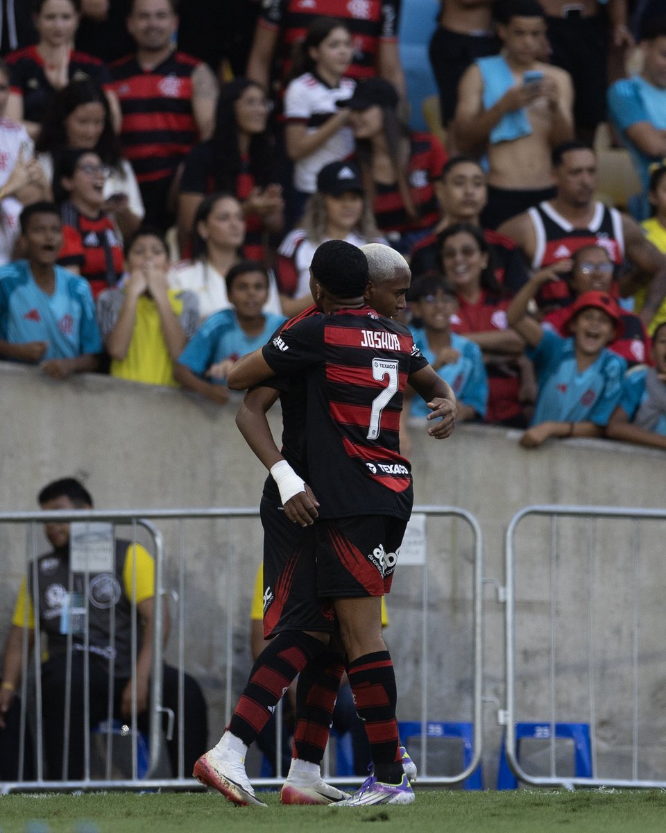 LibertadoresU20's tweet photo. 🫂❤️🖤 Celebrando pelo @Flamengo! 

🏆 #IntercontinentalSub20 ⭐️ https://t.co/OoZ5NxoOb4
