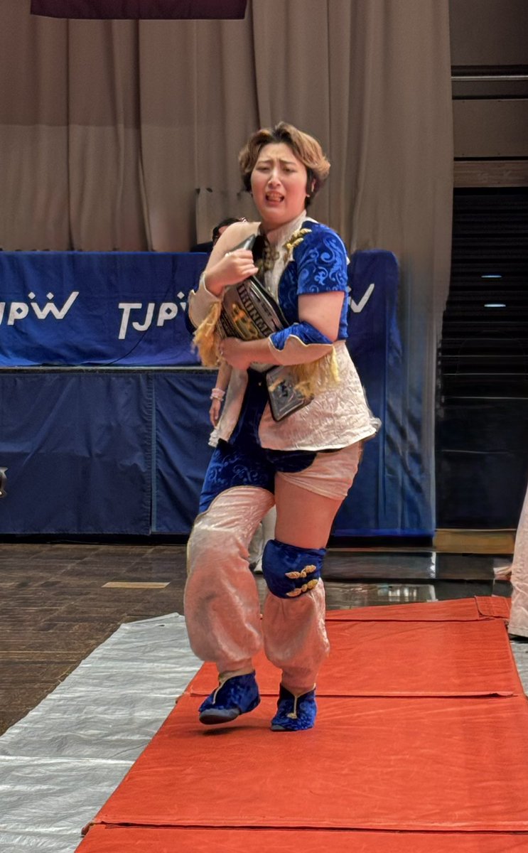 アイアンマンを奪取してダッシュする第1764代アイアンマンヘビーメタル級王者 #桐生真弥 選手 #tjpw  2025/8.23 後楽園ホール