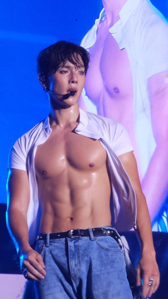 time for shownu to show COCK