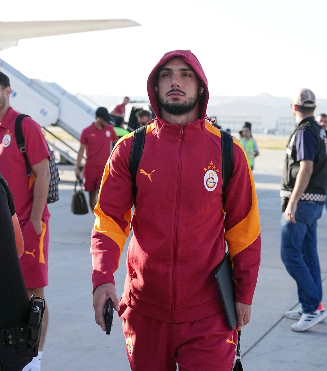 Sanki dersin takımın Alfa topçusu🤪
Saha içinde Mahmut Tuncersin kardeşim kusura bakma!