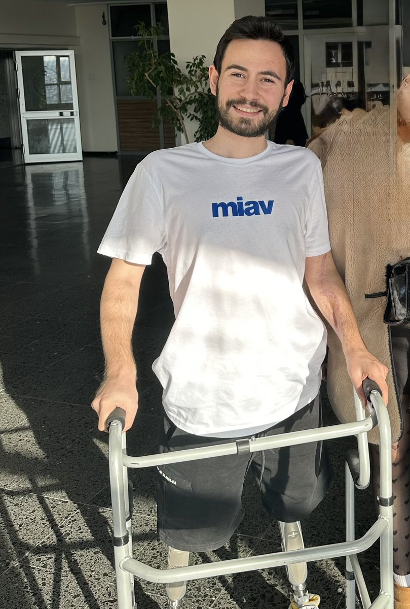 Merhaba,
6 Şubat depreminde iki bacağımı diz üstünden kaybettim. O günden bu yana en büyük hayalim yeniden kendi ayaklarımın üzerinde durmak, özgürce yürüyüp koşmak ve sosyal hayatıma geri dönmek… Bunun için biyonik proteze ihtiyacım var.

Bu fotoğraf hastane odamda çekildi.