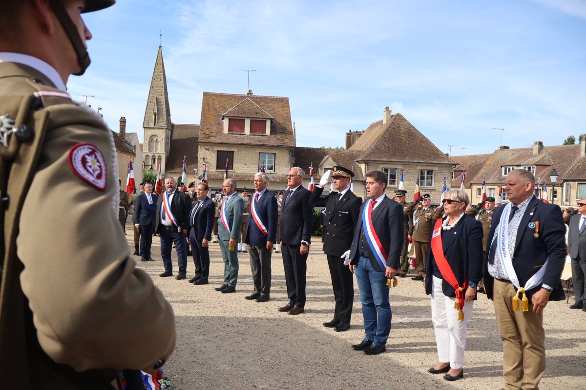 Prefet61's tweet photo. #81e | Il y a 81 ans, l’histoire de la France et de l’Europe basculait alors que la bataille de Normandie touchait à sa fin, entre Chambois, Trun et Montormel.
En août 1944, la vallée de la Dives fut le théâtre d’un affrontement d’une intensité rare entre l’armée allemande encerclée et les forces alliées, notamment la 1ʳᵉ division blindée du général Maczek. Ces faits d’armes héroïques ont scellé la réussite finale du Débarquement du 6 juin 1944 et accéléré la défaite des armées allemandes.
⚫️ Ce samedi 23 août, à Chambois et au Mémorial de Montormel, le secrétaire général en charge de l’administration de l’État dans le département, l’ambassadeur de Pologne en France, le président du Département de l’Orne, les parlementaires, le général commandant opérationnel des forces armées polonaises, le général chef d’état major de l’armée de Terre, les maires de Mont-Ormel et de Coudehard, les autorités civiles, militaires et religieuses, les représentants polonais, canadiens, américains et britanniques, les anciens combattants, ainsi que les porte-drapeaux se sont réunis pour rendre hommage aux combattants de la liberté et héros de la Libération.
🕊️ « La mémoire de la Libération n’est pas uniquement un récit du passé. Alors que les souvenirs s’étiolent et que les témoins disparaissent, elle devient une responsabilité partagée, un flambeau que nous transmettons aux jeunes générations. »
@armeedeterre
@ornedepartement