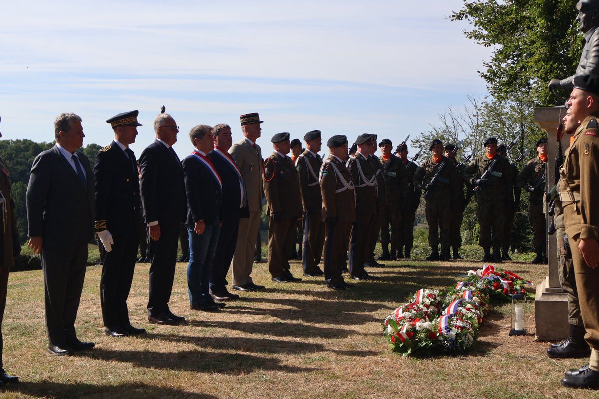 Prefet61's tweet photo. #81e | Il y a 81 ans, l’histoire de la France et de l’Europe basculait alors que la bataille de Normandie touchait à sa fin, entre Chambois, Trun et Montormel.
En août 1944, la vallée de la Dives fut le théâtre d’un affrontement d’une intensité rare entre l’armée allemande encerclée et les forces alliées, notamment la 1ʳᵉ division blindée du général Maczek. Ces faits d’armes héroïques ont scellé la réussite finale du Débarquement du 6 juin 1944 et accéléré la défaite des armées allemandes.
⚫️ Ce samedi 23 août, à Chambois et au Mémorial de Montormel, le secrétaire général en charge de l’administration de l’État dans le département, l’ambassadeur de Pologne en France, le président du Département de l’Orne, les parlementaires, le général commandant opérationnel des forces armées polonaises, le général chef d’état major de l’armée de Terre, les maires de Mont-Ormel et de Coudehard, les autorités civiles, militaires et religieuses, les représentants polonais, canadiens, américains et britanniques, les anciens combattants, ainsi que les porte-drapeaux se sont réunis pour rendre hommage aux combattants de la liberté et héros de la Libération.
🕊️ « La mémoire de la Libération n’est pas uniquement un récit du passé. Alors que les souvenirs s’étiolent et que les témoins disparaissent, elle devient une responsabilité partagée, un flambeau que nous transmettons aux jeunes générations. »
@armeedeterre
@ornedepartement