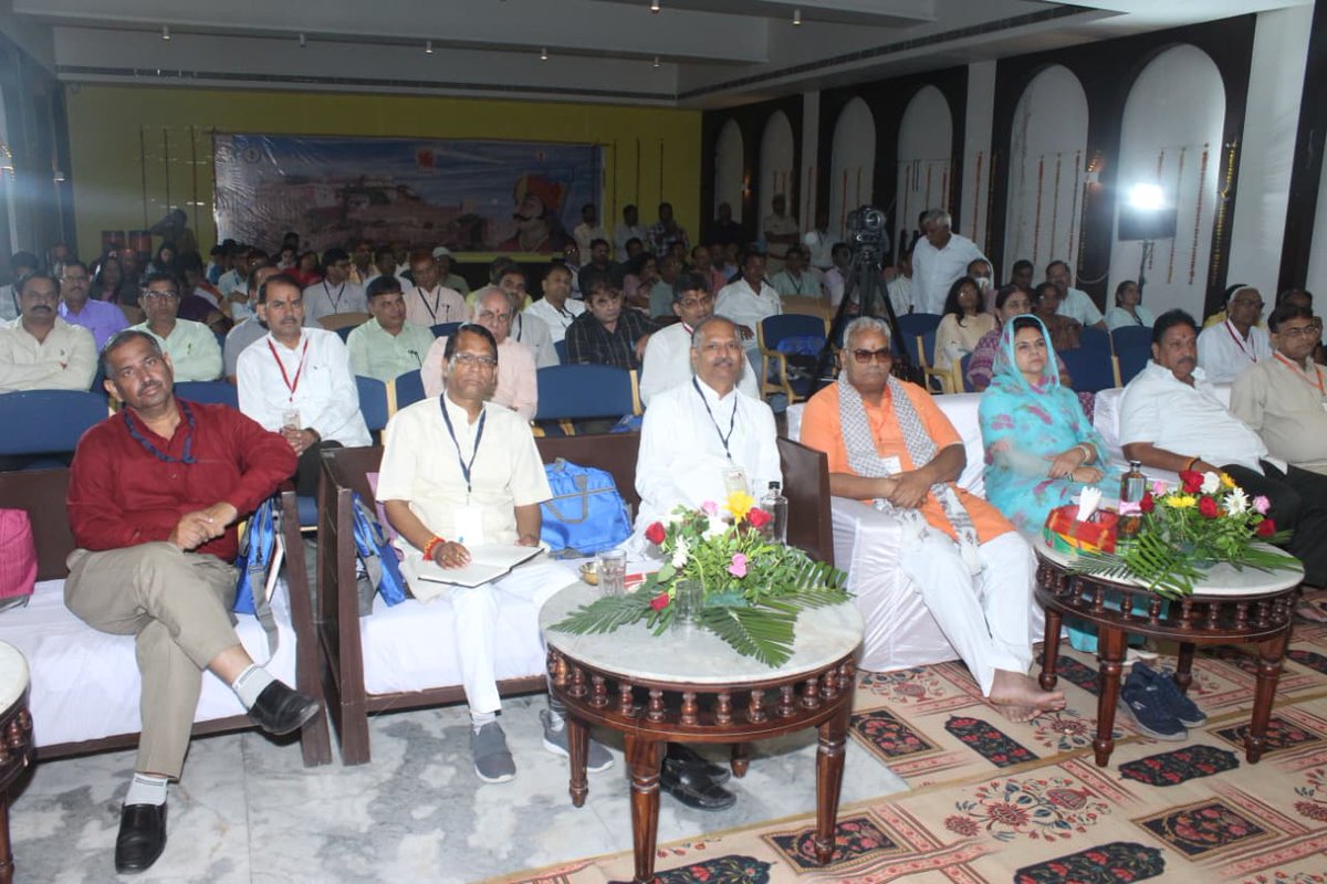 madandilawar's tweet image. शिक्षा विभाग, राजस्थान सरकार द्वारा शिक्षा में शैक्षिक एवं भौतिक गुणवत्ता सुधार हेतु कुंभलगढ़ में दिनांक 22-23 अगस्त, 2025 को “चिंतन बैठक&quot; आयोजित की गई। 

शिक्षा में भारतीय ज्ञान परंपरा को शामिल किए जाने के साथ-साथ उसे गुणवत्तापूर्ण,  रोजगारपरक बनाने के साथ मानवीय, नैतिक व…