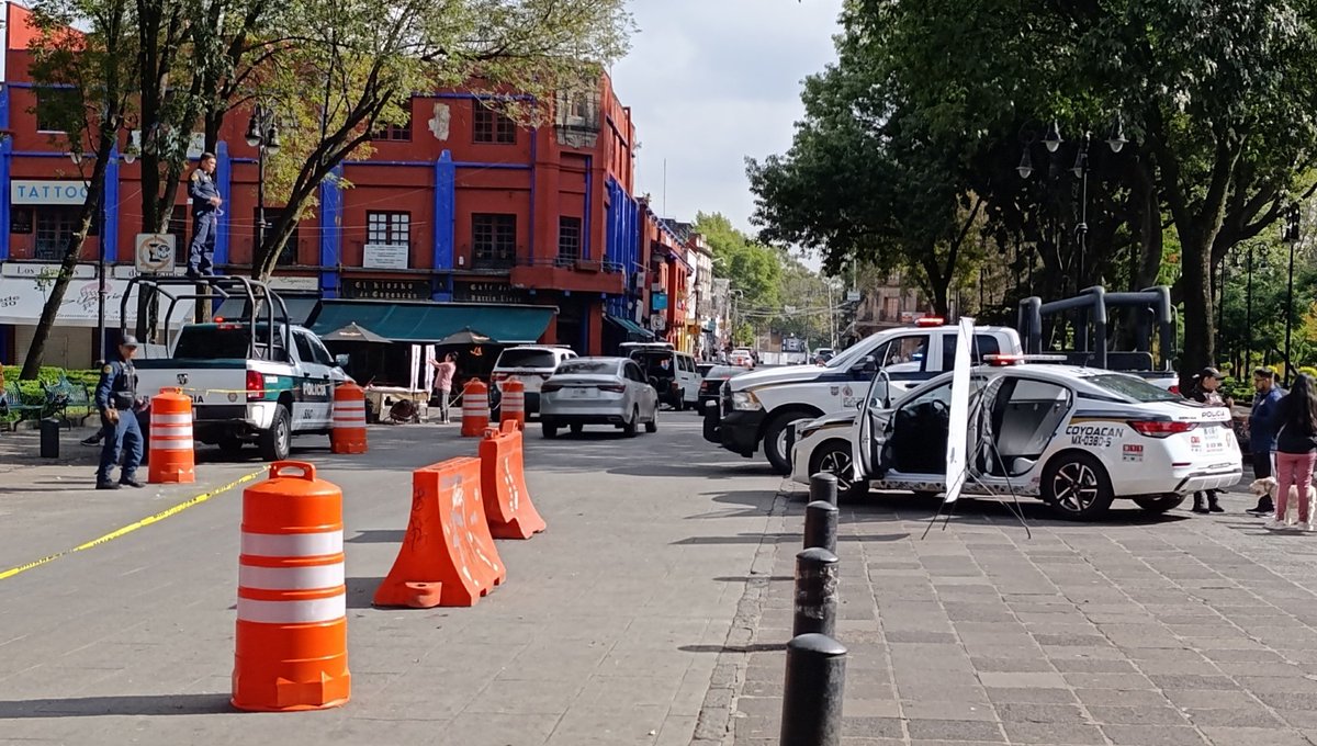 Reglamento de tránsito Art. 30: "Se prohíbe estacionar cualquier vehículo: I. Sobre vías peatonales, especialmente banquetas y cruces peatonales..."

<a href="/Alcaldia_Coy/">Alcaldía de Coyoacán</a> en su foto institucional: "Nomás Tantito"