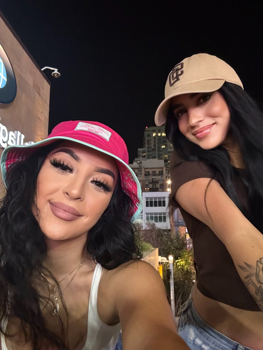 SimplyKarrr's tweet photo. Lets win the series tonight 🩷🩵 
Go Padres! #ForTheFaithful https://t.co/LW7rBZdWK1