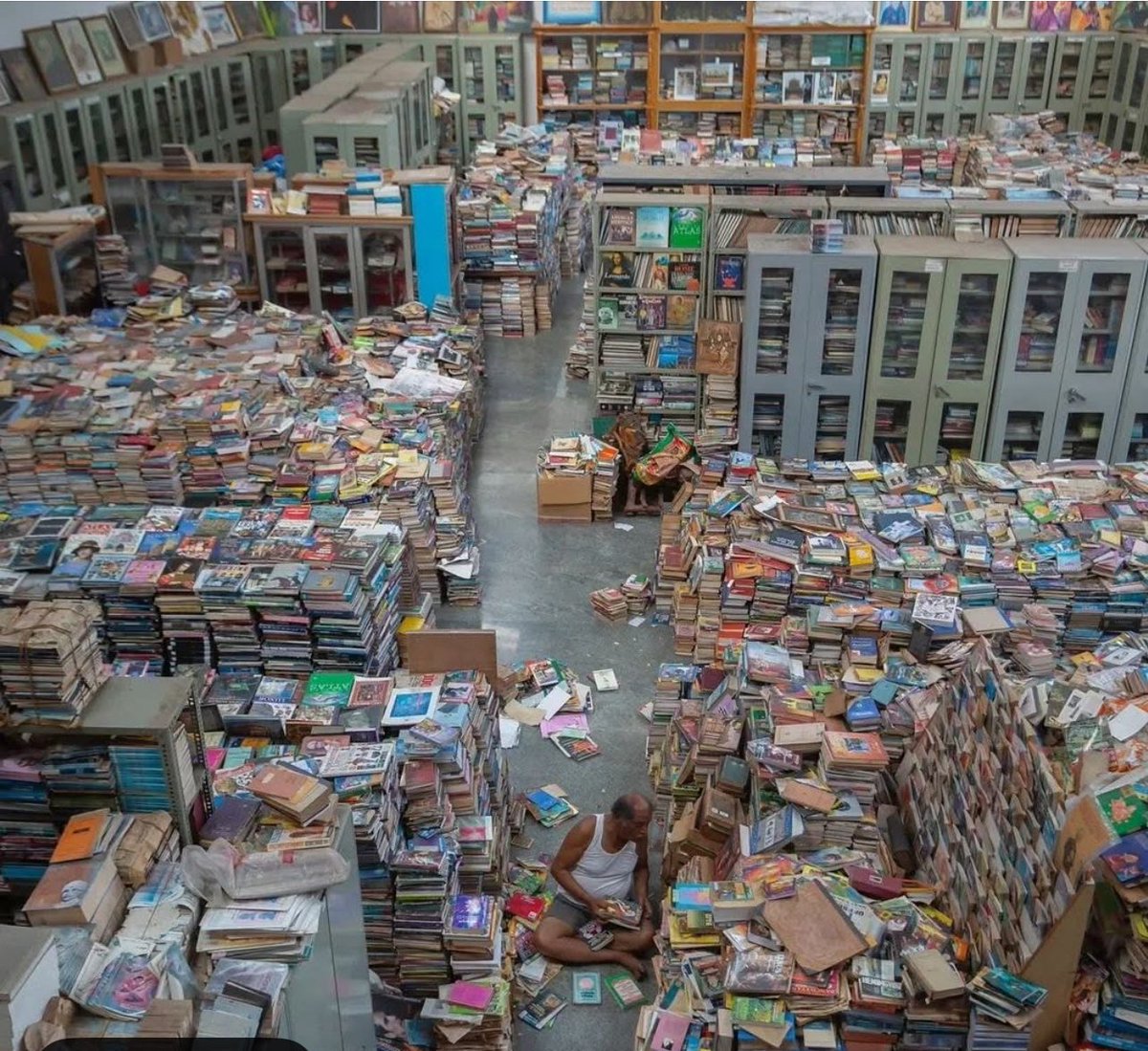 SantanuB01's tweet photo. This is one of the world's largest private book collections, known as Anke Gowda Jnana Prathistana, or "Knowledge Shrine", in the village of Kennalu in Karnataka, #India. 

It's tho ught to be home to more than 1.5 million books. 

They're written in 22 Indian languages, as well as foreign languages. 

Its owner is 76-year-old Anke Gowda, a former bus ticket collector and sugar factory worker with no formal training in library science. 

Passion for helping others often lead ordinary humans to extraordinary things 🙏🙏🙏

#HumanityFirst #BooksWorthReading 

📷 Getty Images