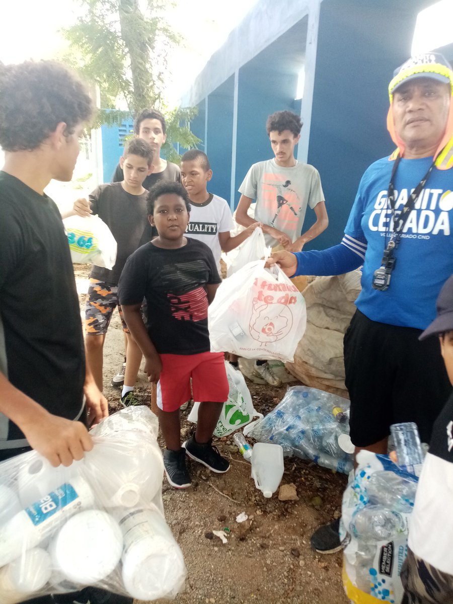 EvelinPlacidoAl's tweet image. Una sociedad construye segmentos donde se incetiva el robo hasta del reciclaje, nos dice : Vamos mal, el trabajo #ClubAtala
#Reciclaje, robado, @CarolinaMejiaG @AlcaldiaDN, deben incentivar de barrios salen robar #PuntosReciclajes
#Nuvi, es el sucio de ellos, no trabajos ajenos!