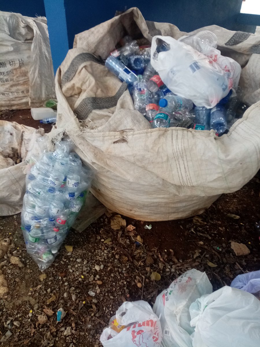 EvelinPlacidoAl's tweet image. Una sociedad construye segmentos donde se incetiva el robo hasta del reciclaje, nos dice : Vamos mal, el trabajo #ClubAtala
#Reciclaje, robado, @CarolinaMejiaG @AlcaldiaDN, deben incentivar de barrios salen robar #PuntosReciclajes
#Nuvi, es el sucio de ellos, no trabajos ajenos!