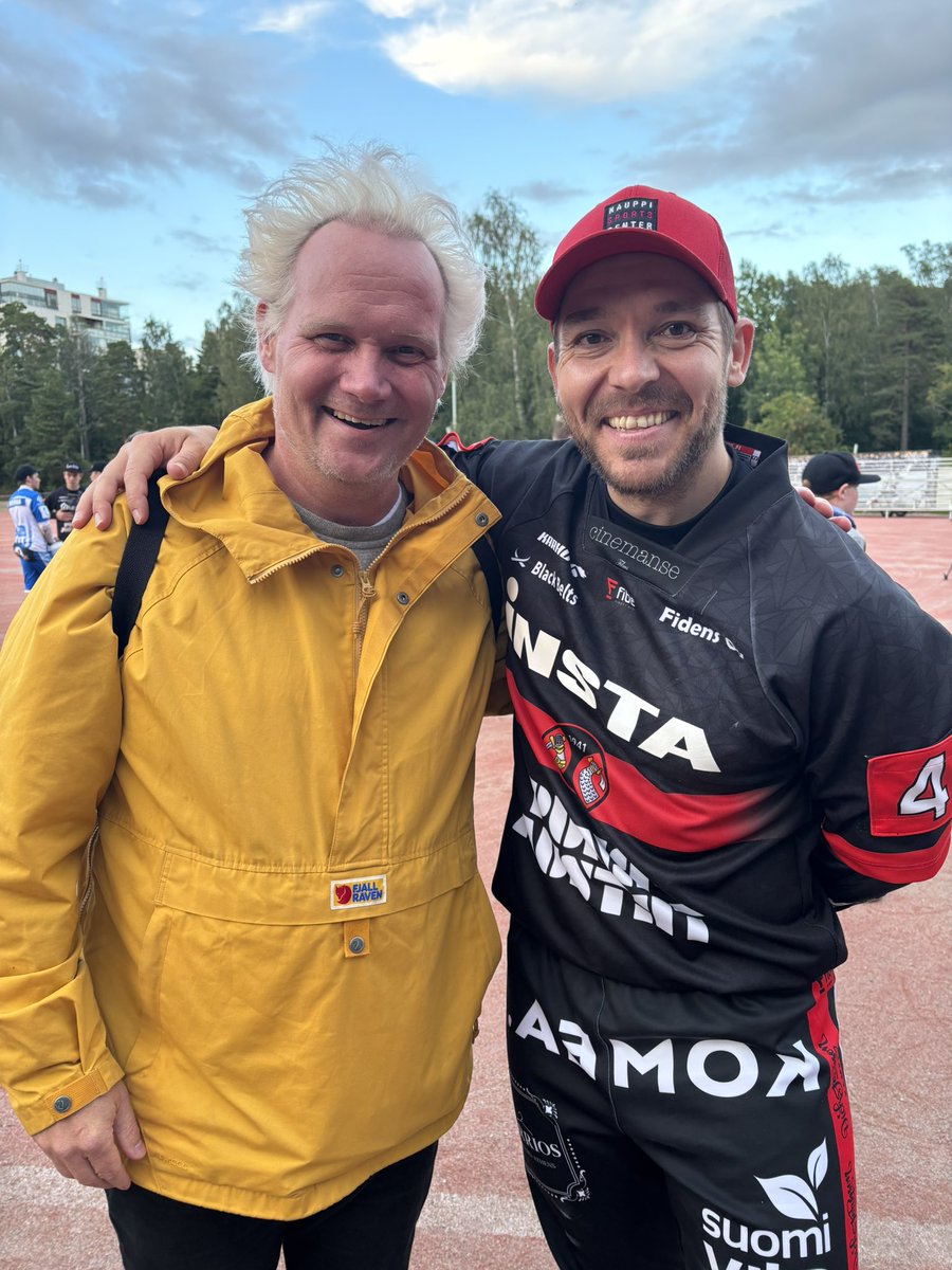 Fanikuva. Suomen paras lukkari <a href="/juhapuhtimaki/">Juha Puhtimäki</a> oli vain hetkeä aiemmin juoninut joukkueensa <a href="/PunaMustat/">Puna-Mustat, Hki</a> <a href="/superpesis/">Superpesis</a> -karsintaan. Helsingin pesishuumaa oli mahtava seurata!