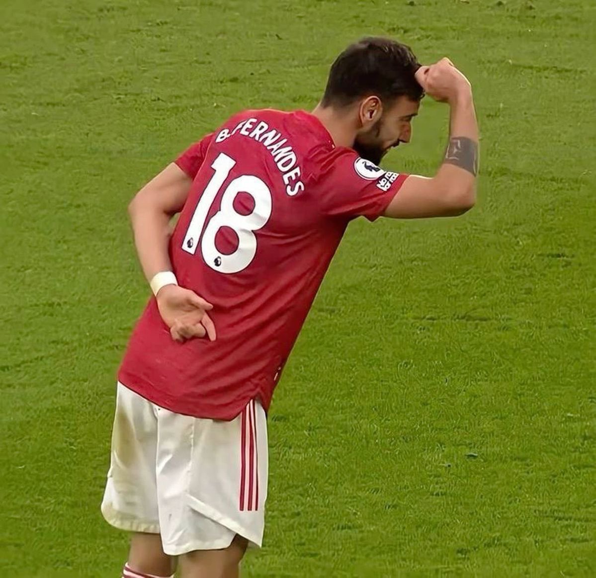 لعيب وداهية ومصيبة وفنان 
لكن الكىلب مزاجي. عيبه مزززاجي ..
ومع ذلك يارب يجي