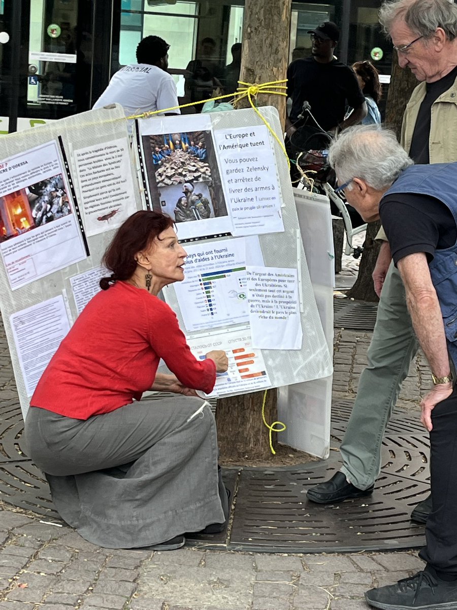 Place Kléber :
- les Américains ont déclenché la guerre en Ukraine
- Zelensky est un nazi
- Poutine est là pour nous défendre

Sur ce stand de gilets jaunes, pas un seul n’est français, ils ont tous un accent slave 🤔