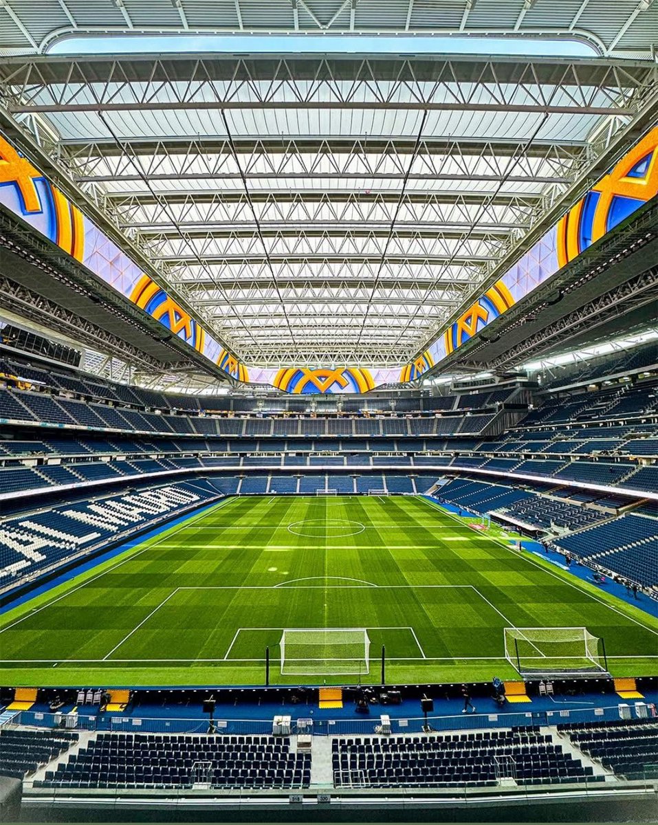 🏳️🏟️BANDERAS, PANCARTAS Y AMBIENTE  🏟️🏳️
 
¿Es posible un Santiago Bernabéu con un gran aspecto? Veamos 👀👇:

Llevamos muchos años sin la posibilidad (excusada en varios motivos) de dar colorido a una grada de un estadio imponente ya de por sí.

(+)
