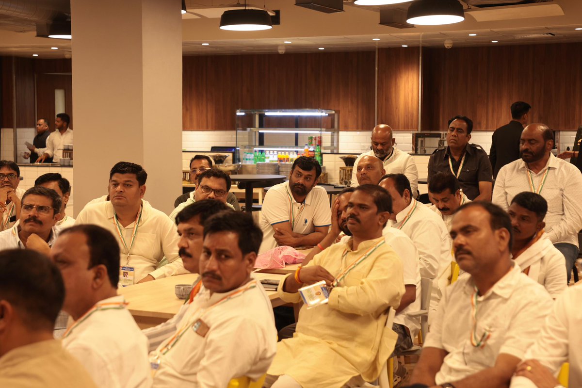 आज नई दिल्ली स्थित इंदिरा भवन में मध्य प्रदेश कांग्रेस के प्रभारी श्री हरीश चौधरी जी, प्रदेश अध्यक्ष श्री जीतू पटवारी जी एवं प्रदेश सहप्रभारी श्री रणविजय सिंह लोचव जी ने नवनियुक्त जिलाध्यक्षों से मुलाकात की।

आपने कांग्रेस संगठन की मजबूती, गांव गांव में गठन और राष्ट्रीय अध्यक्ष
