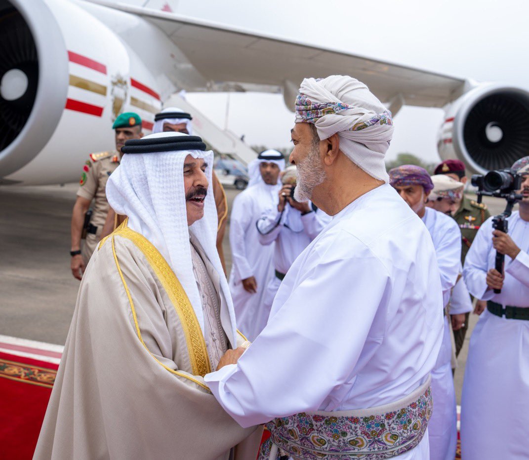 ملك البحرين في أرض عُمان الخضراء 
لقاء وفاء، وحكمة، وقلوب تنبض بالمحبة 🇧🇭🇴🇲 

 #سلطنة_عُمان_ترحب_بملك_البحرين
