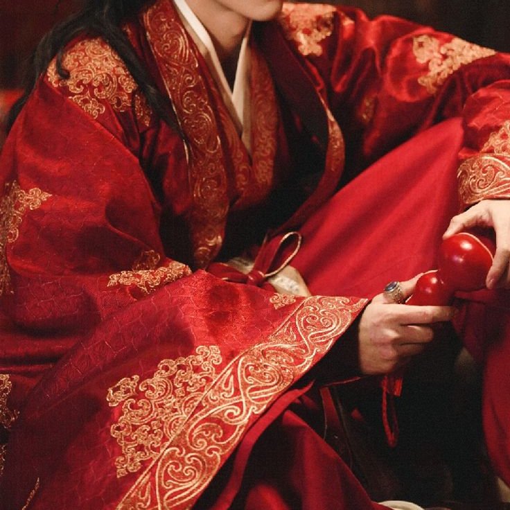 ⠀
⠀
           เสียงขลุ่ยประโคมแว่วงานวิวาร์ไปทั่วจวนพิธี กลองมงคลสะท้อนทั่วทั้งราชนคร ประดับประดาด้วยแพรแดง และโคมไฟนับพันราวเปลวเพลิง หากแต่ภายในดวงตาของไป๋เซวียนเวิ้งว่างดั่งน้ำแข็งก้อนใหญ่ ว่างเปล่าไปจนถึงดวงใจ
⠀
           #คู่บุพเพไร้วาสนา
⠀
⠀