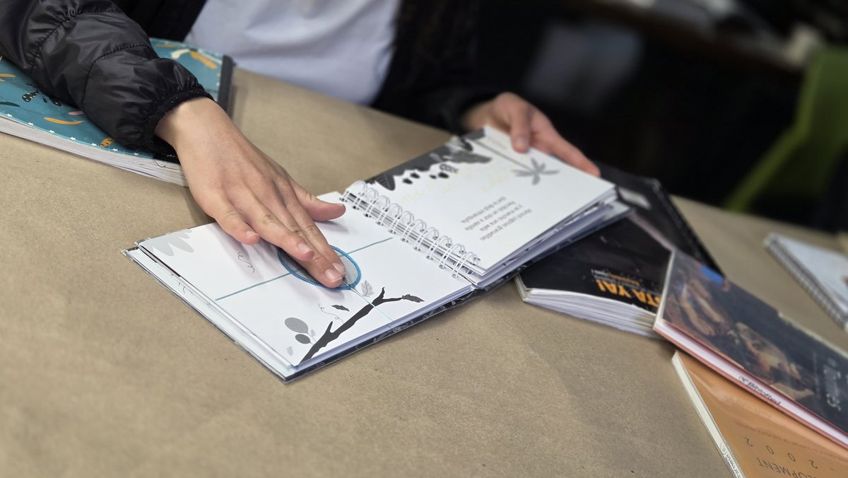 BibloRedBogota's tweet photo. 📚✨ Hoy la Biblioteca Itinerante Inclusiva inició actividades en la Biblioteca Pública FUGA. Compartimos espacios de aprendizaje con braille, lengua de señas colombiana y conversatorios en torno a las lecturas y los formatos incluyentes. 🤟🔠💛 https://t.co/899CEpGAGV
