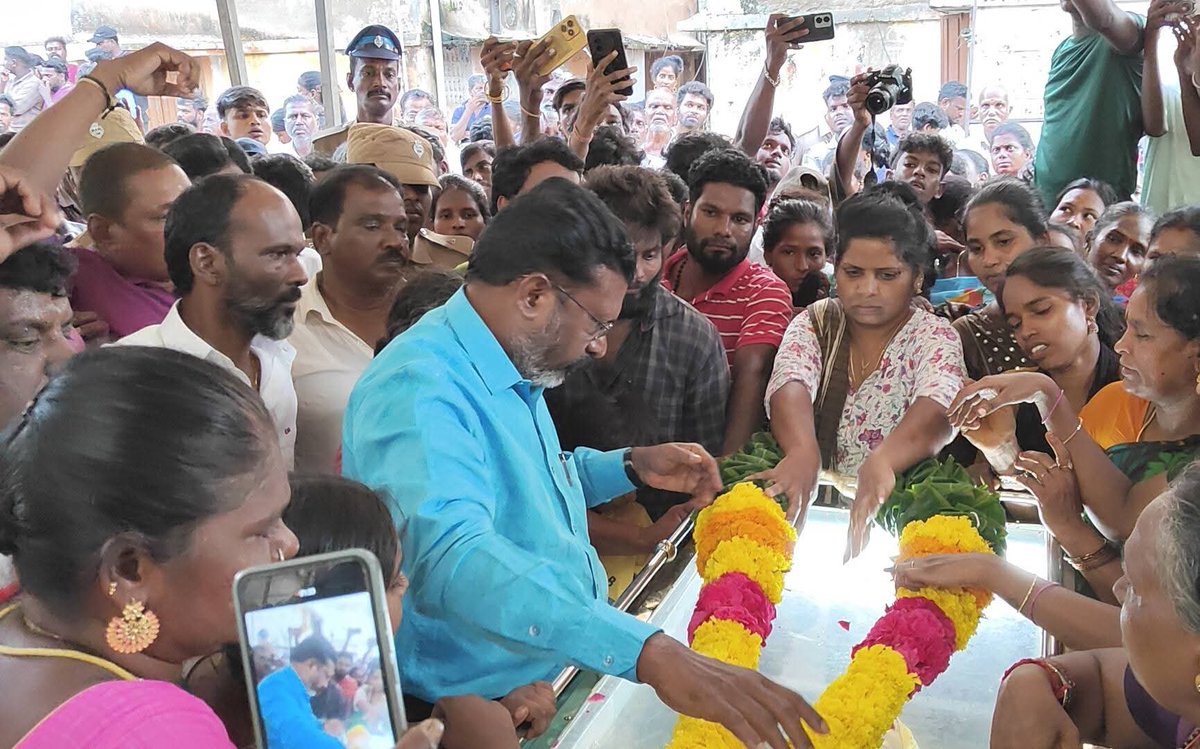 தலைவரு நிரந்தரம்...

சோழிங்கநல்லூர் தொகுதி கண்ணகிநகர் பகுதியில் மின்சாரம் தாக்கி உயிரிழந்த தூய்மை பணியாளர் திருமதி வரலட்சுமி அவர்களின் திருவுடலுக்கு மாலை அணிவித்து அஞ்சலி செலுத்தினார் தலைவர் திருமாவளவன்.

என்றும் எளிய மக்களுடைய இன்பத் துன்பங்களில் தலைவர் திருமா மட்டுமே