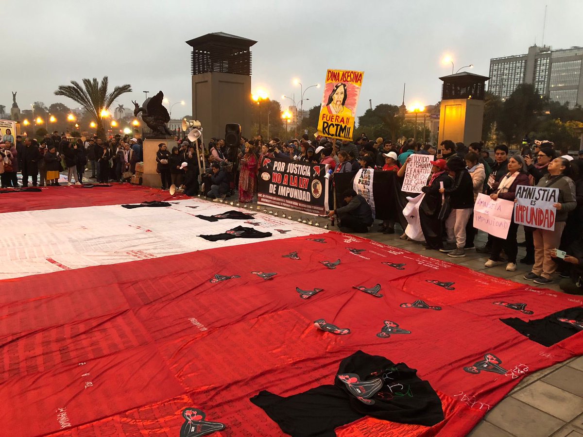 Porque no van a poder reescribir la historia. El pasado jueves, estuvimos presentes en el plantón que se convocó para alzar nuestra voz de protesta en contra de la Ley de Amnistía. 

¡Seguiremos tomando las calles hasta que este gobierno mafioso retroceda!